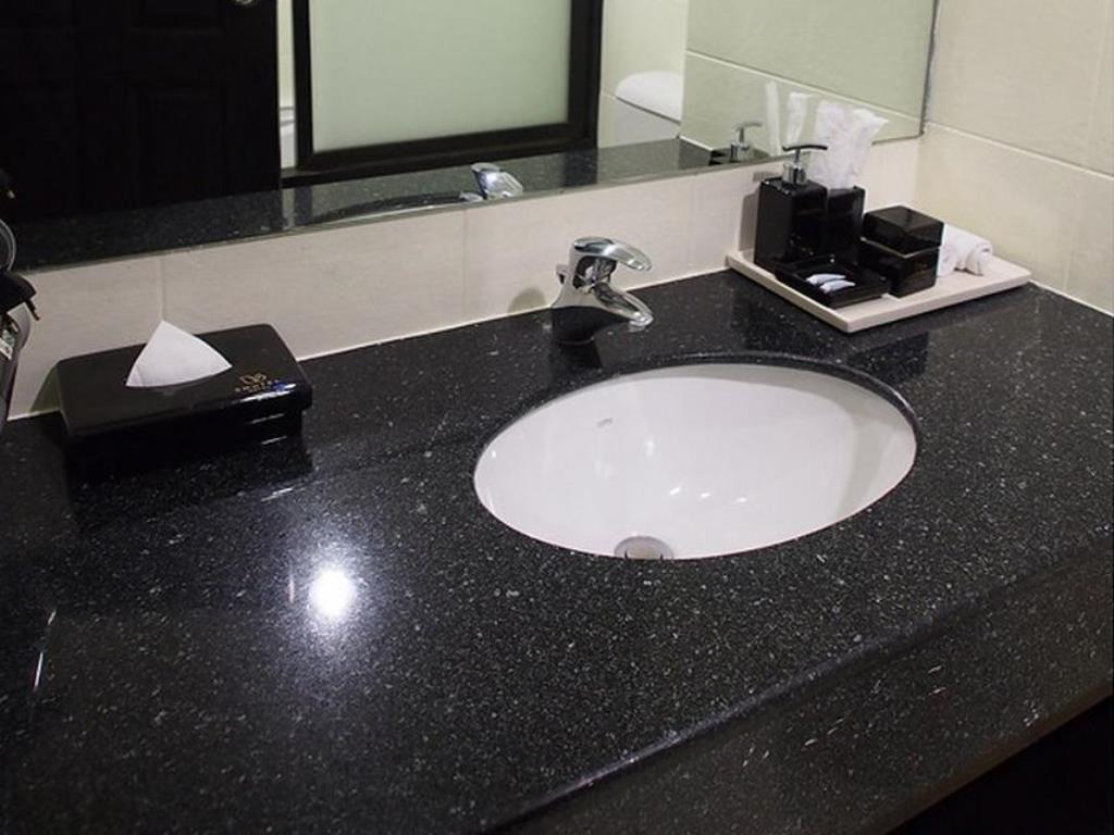 Swutel Hotel Bangkok Buitenkant foto